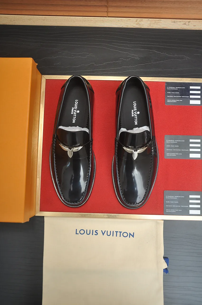 Men's men's shoes 💰560💶 [LV] (original single cowhide lining) 🍀LV's latest genuine leather business suit shoes are launched simultaneously on the official website. The first-layer cowhide imported from Italy is made of heavy gold, 💥1:1 rubber outsole from the official website. Versatile to wear, high-end without losing class, and the color combination is extraordinary. This four-season style is alluring when worn on your feet, showing off your big-name flair. Standard code 38-44 (45 customized)